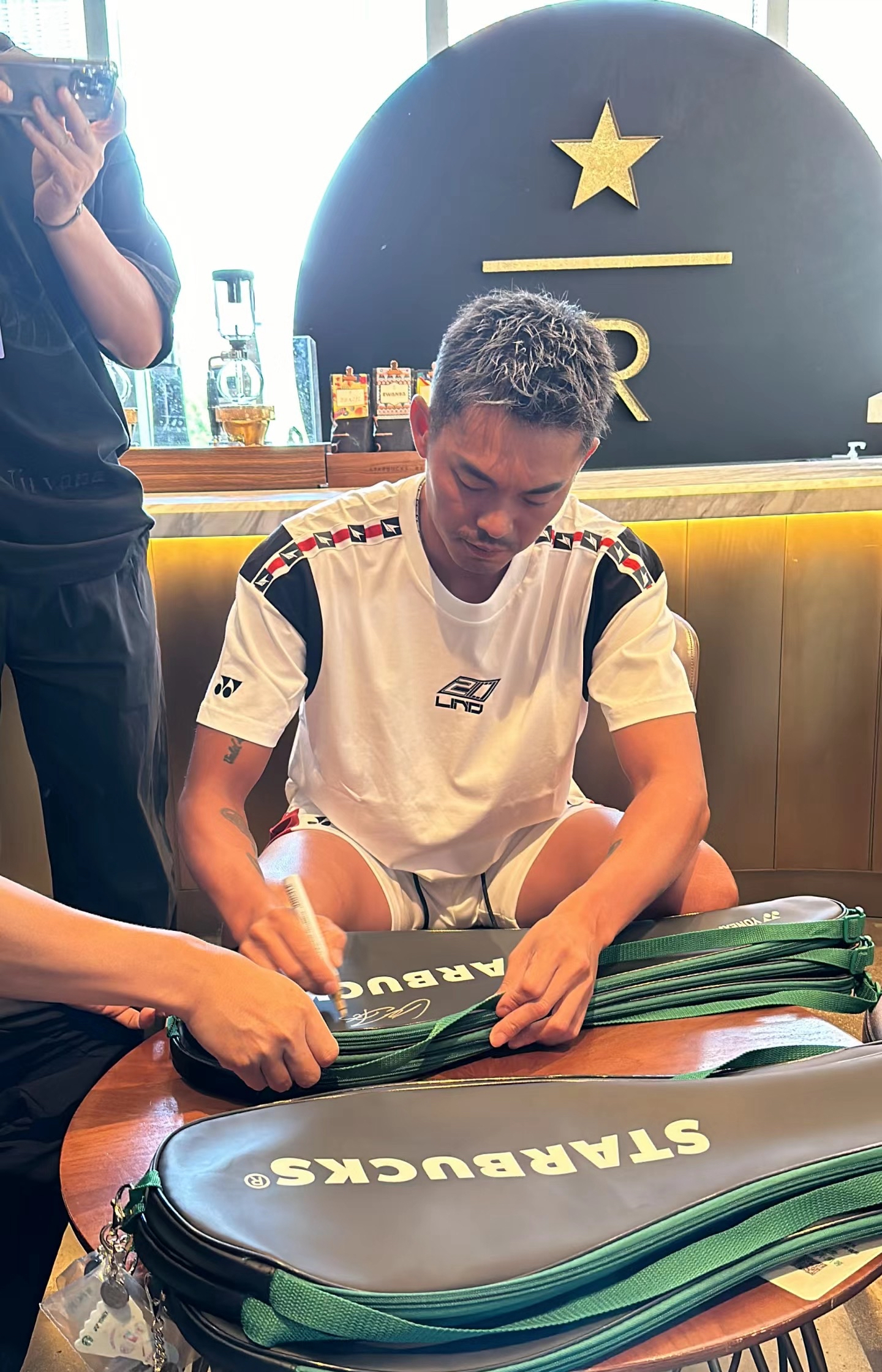 英格兰羽毛球队翻盘中国羽毛球队，林丹完成帽子戏法