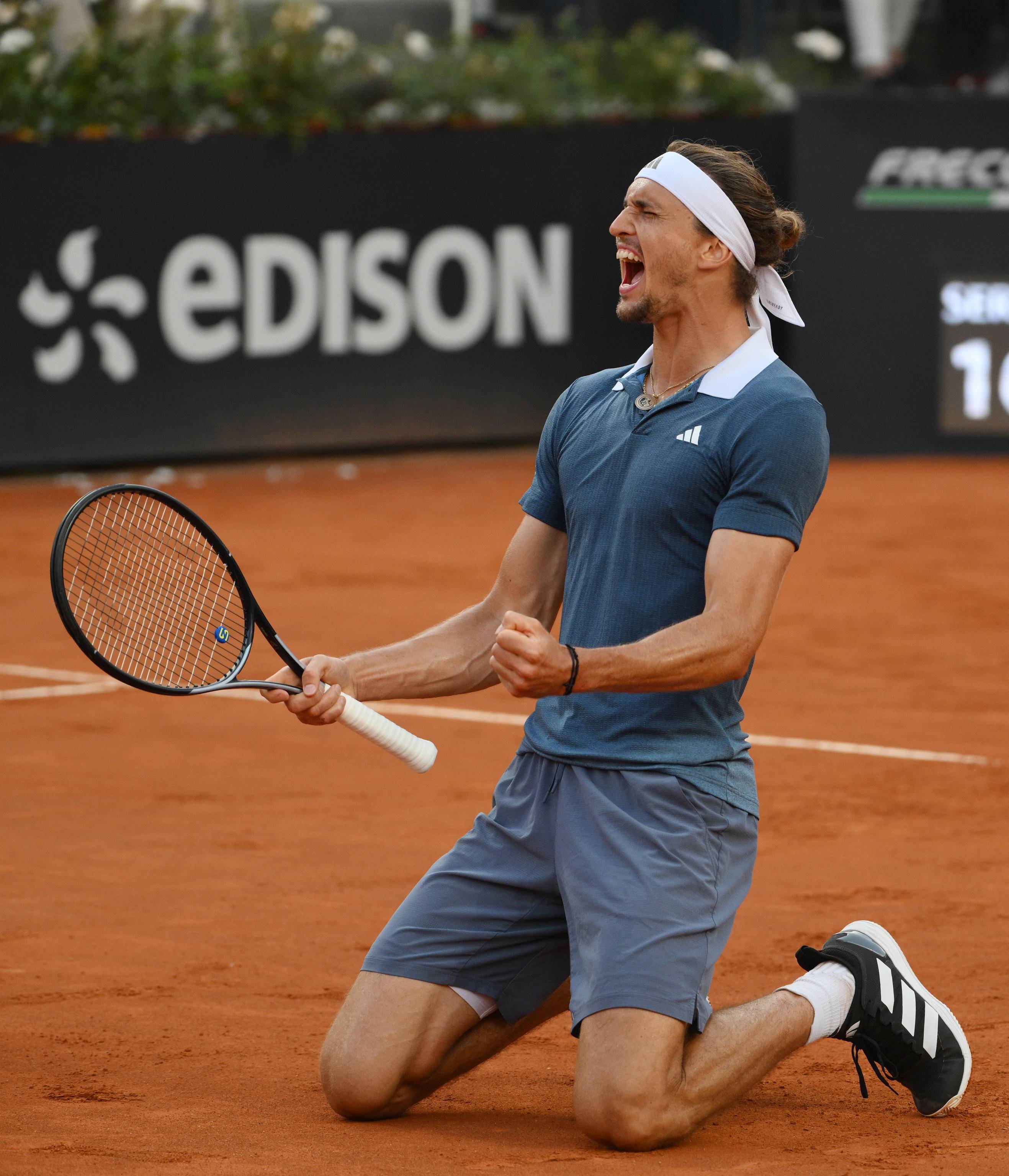 西班牙网球队鏖战意大利网球队,兹维列夫统治全场 西班牙网球队鏖战意大利网球队,兹维列夫统治全场