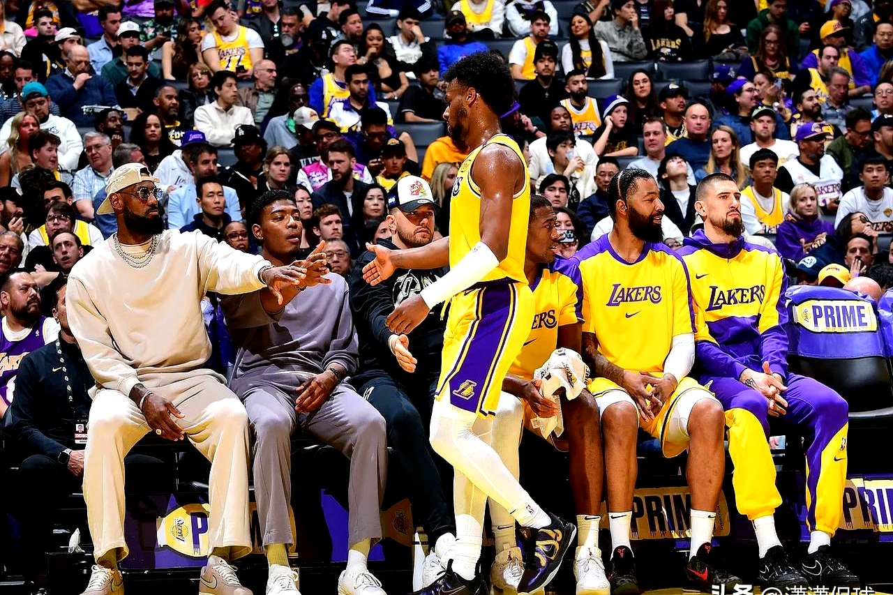 湖人B队轻取雄鹿B队,保罗统治全场 湖人B队轻取雄鹿B队,保罗统治全场