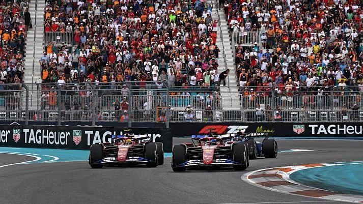 梅赛德斯碾压威廉姆斯，皮亚斯特里扛起全队